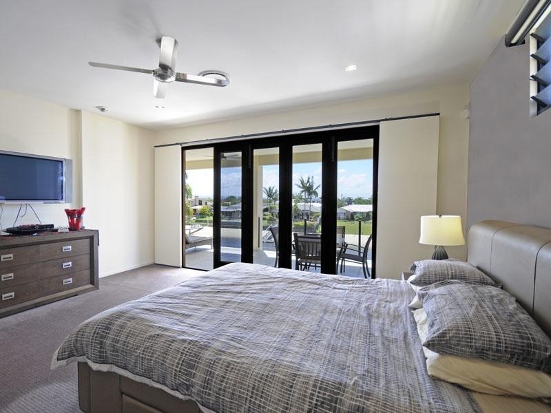 27 Andrea Avenue, Broadbeach Waters QLD 4218