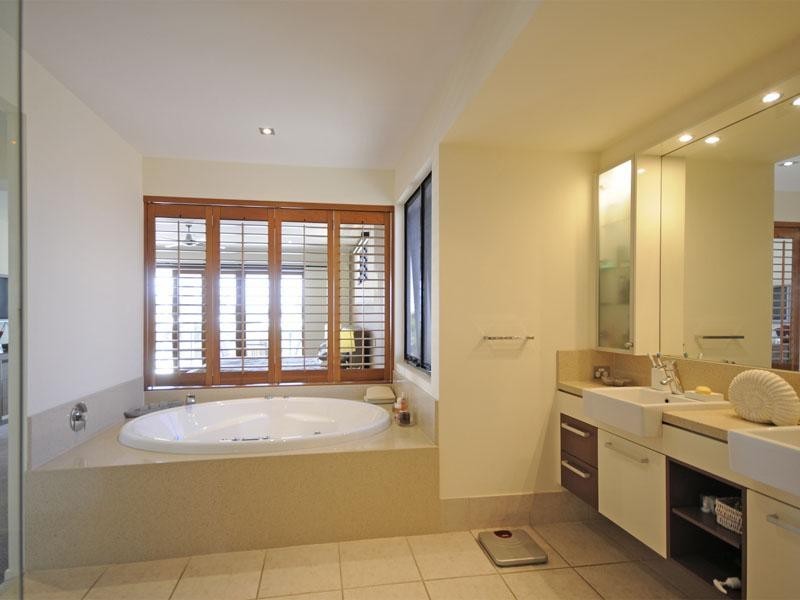 27 Andrea Avenue, Broadbeach Waters QLD 4218