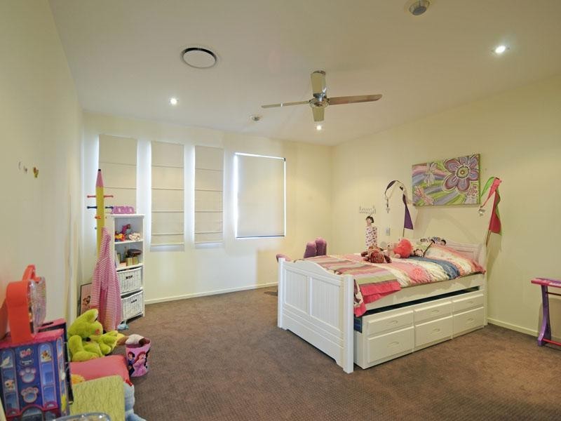 27 Andrea Avenue, Broadbeach Waters QLD 4218