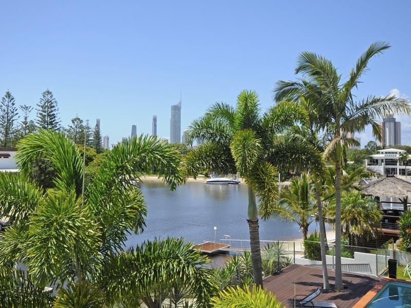 27 Andrea Avenue, Broadbeach Waters QLD 4218