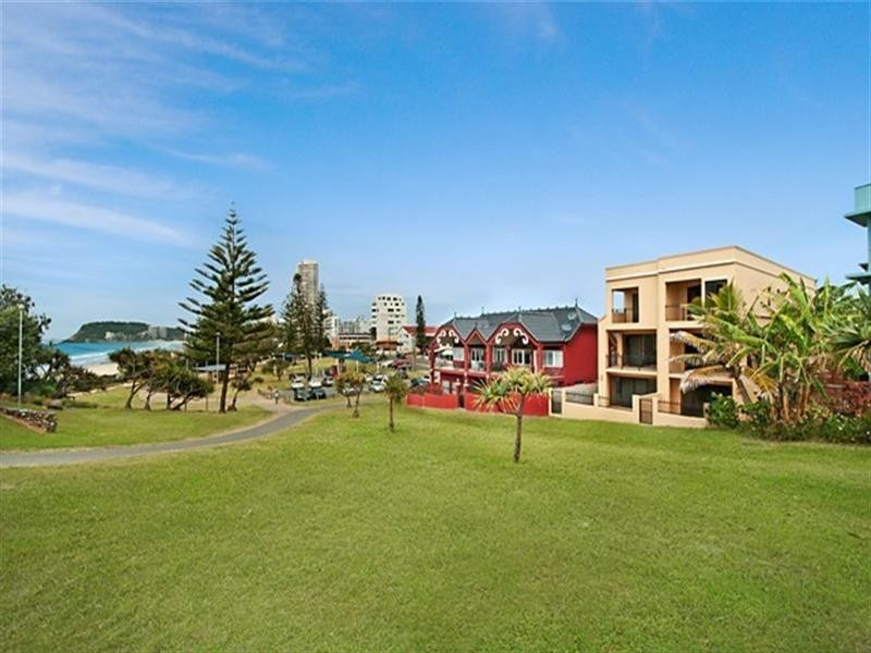 2/3 Brakes Crescent, Miami QLD 4220