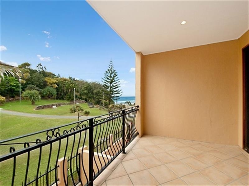 2/3 Brakes Crescent, Miami QLD 4220