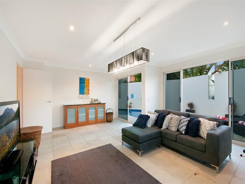 98 Hedges Avenue, Mermaid Beach QLD 4218