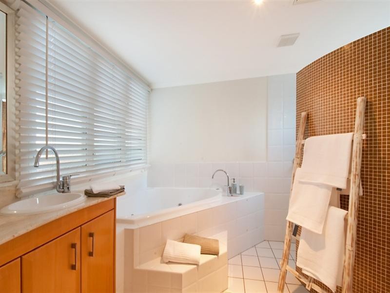 98 Hedges Avenue, Mermaid Beach QLD 4218