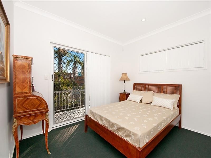 32 Petrel Avenue, Mermaid Beach QLD 4218