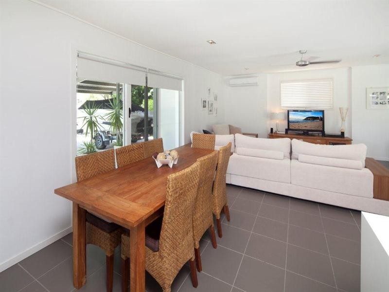 14 Naranga Avenue, Broadbeach Waters QLD 4218