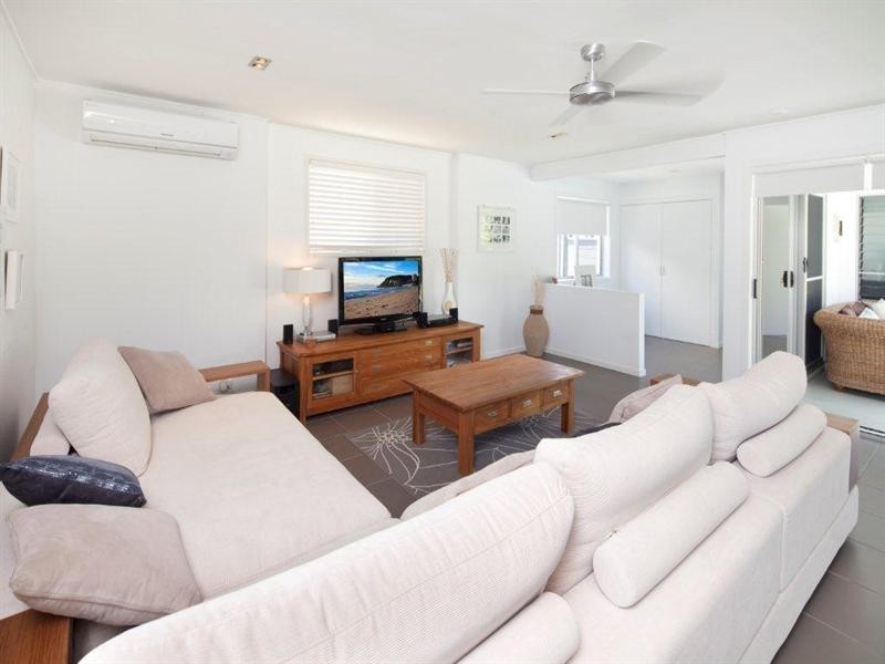 14 Naranga Avenue, Broadbeach Waters QLD 4218