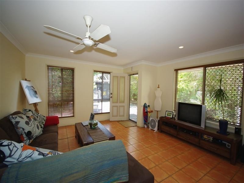 2/11 Albion Avenue, Miami QLD 4220