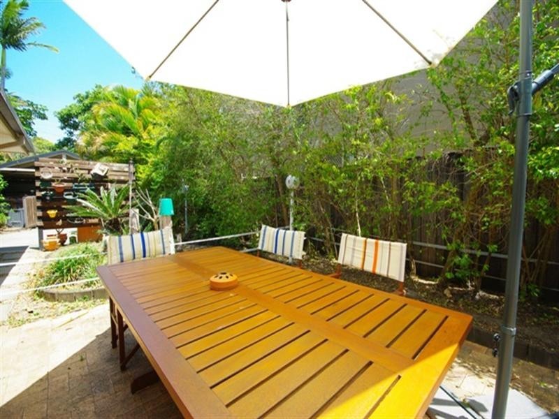 2/11 Albion Avenue, Miami QLD 4220