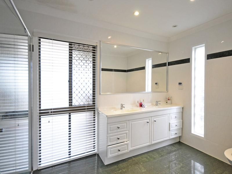 55 Sailaway Street, Mermaid Waters QLD 4218