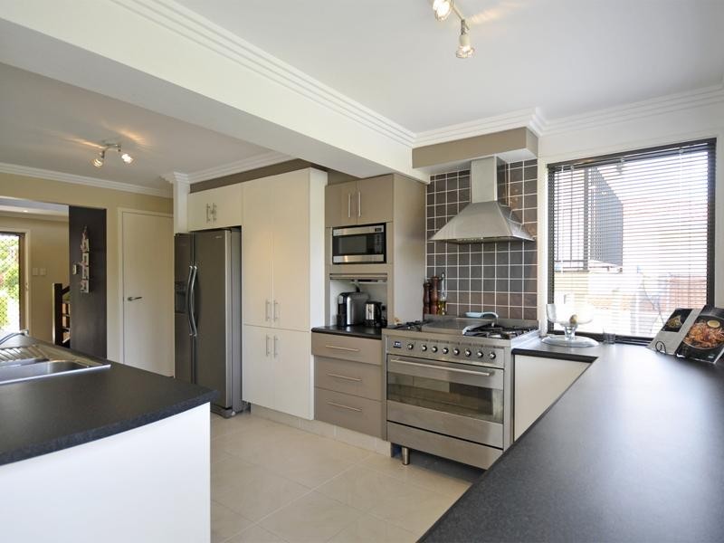 3 Crest Drive, Elanora QLD 4221