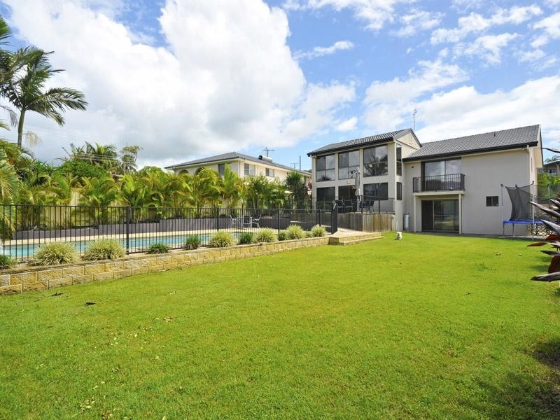 3 Crest Drive, Elanora QLD 4221