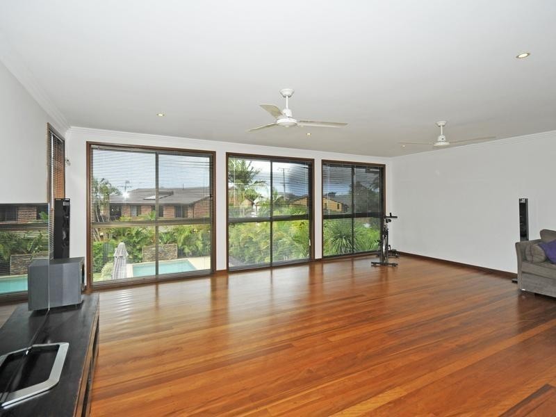 3 Crest Drive, Elanora QLD 4221