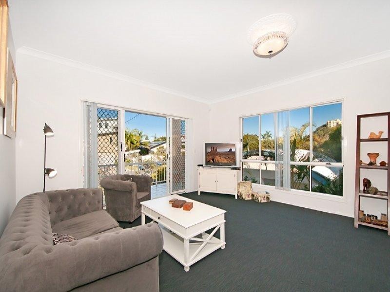 32 Petrel Avenue, Mermaid Beach QLD 4218