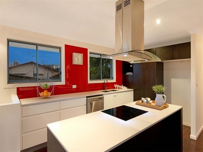 23 Ilkinia Avenue, Broadbeach Waters QLD 4218