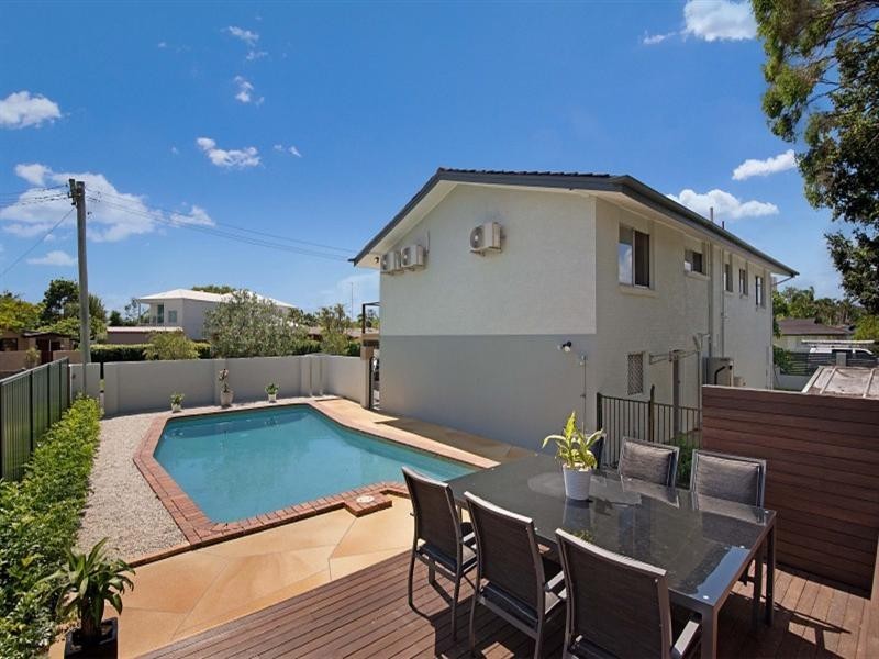 23 Ilkinia Avenue, Broadbeach Waters QLD 4218