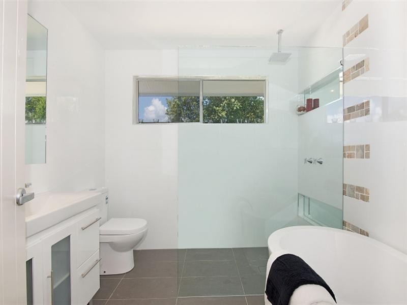 23 Ilkinia Avenue, Broadbeach Waters QLD 4218