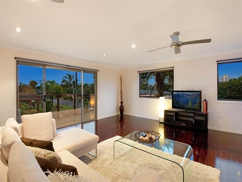 23 Ilkinia Avenue, Broadbeach Waters QLD 4218