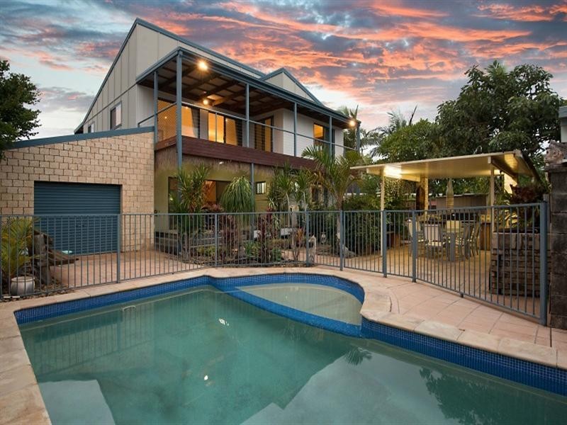 2 Savoy Drive, Broadbeach Waters QLD 4218