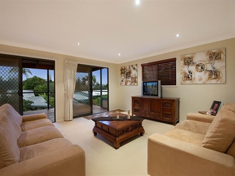 2 Savoy Drive, Broadbeach Waters QLD 4218