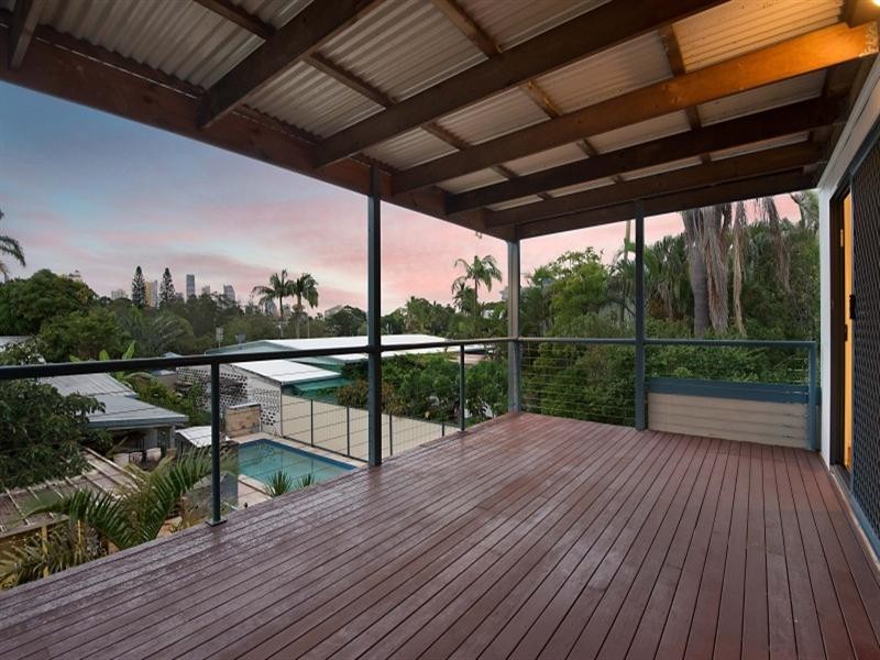 2 Savoy Drive, Broadbeach Waters QLD 4218