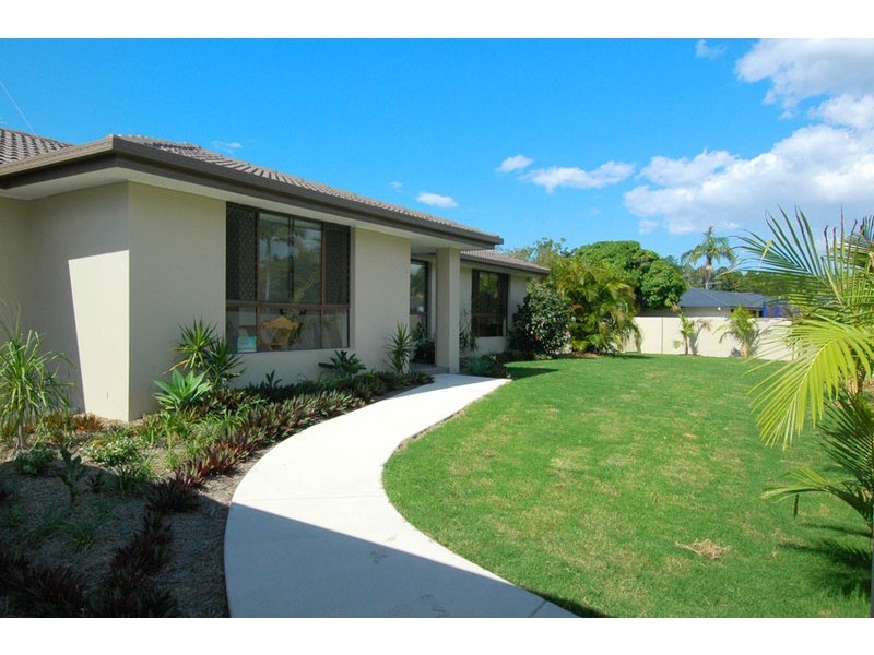 2 Karratha Court, Mermaid Waters QLD 4218