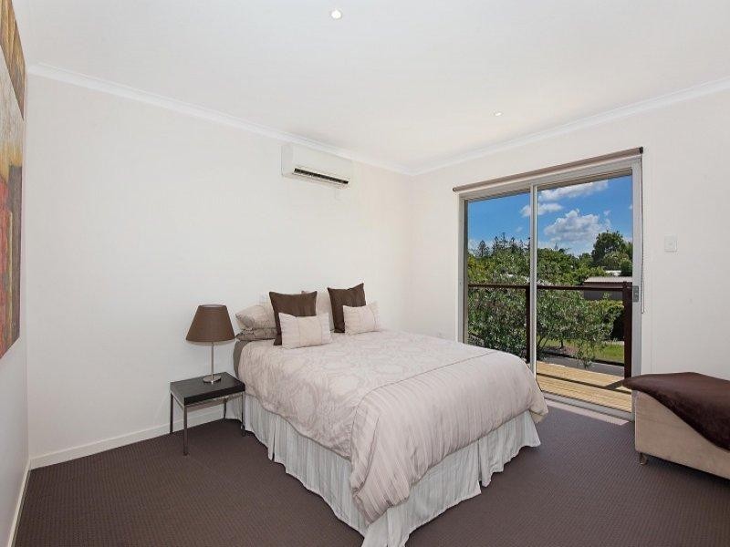 1/23 Ilkina Avenue, Broadbeach Waters QLD 4218