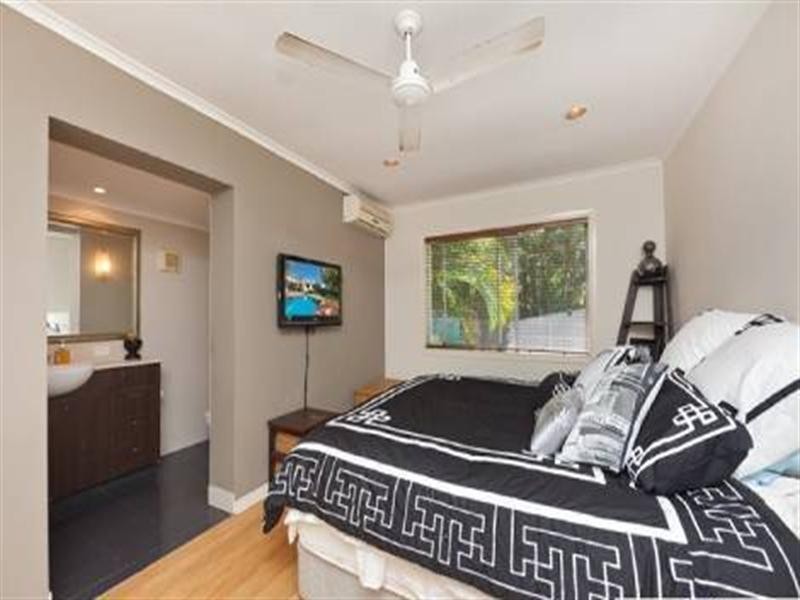 11 Raymond Avenue, Bundall QLD 4217