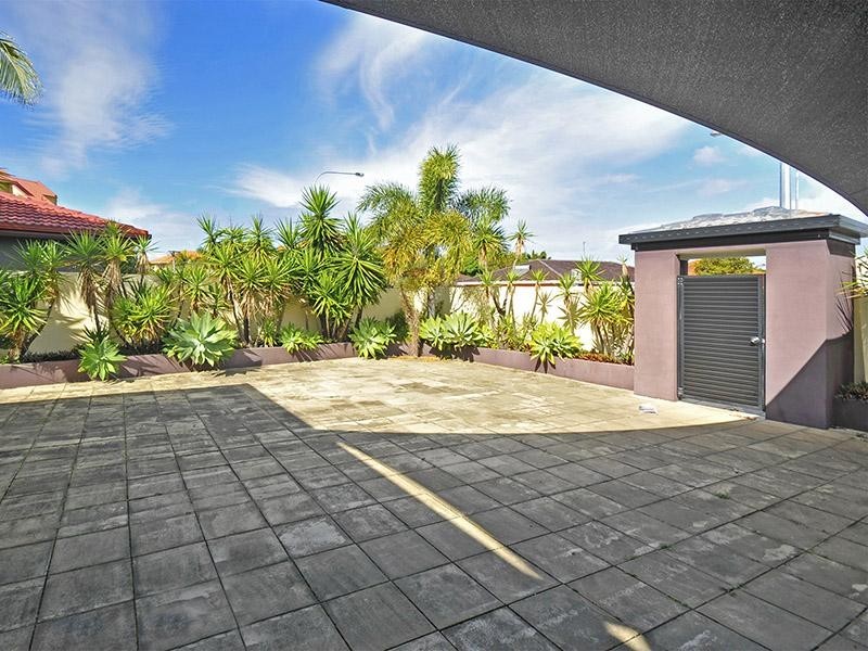 1 Avanti Street, Mermaid Waters QLD 4218