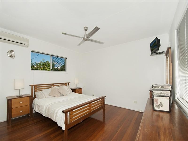 26 Naranga Avenue, Broadbeach Waters QLD 4218