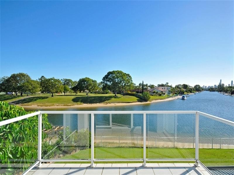 24 Cocos Crescent, Broadbeach Waters QLD 4218