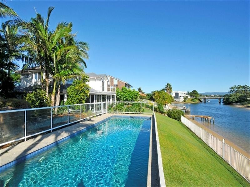 24 Cocos Crescent, Broadbeach Waters QLD 4218