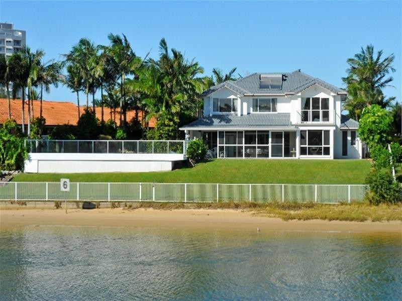24 Cocos Crescent, Broadbeach Waters QLD 4218