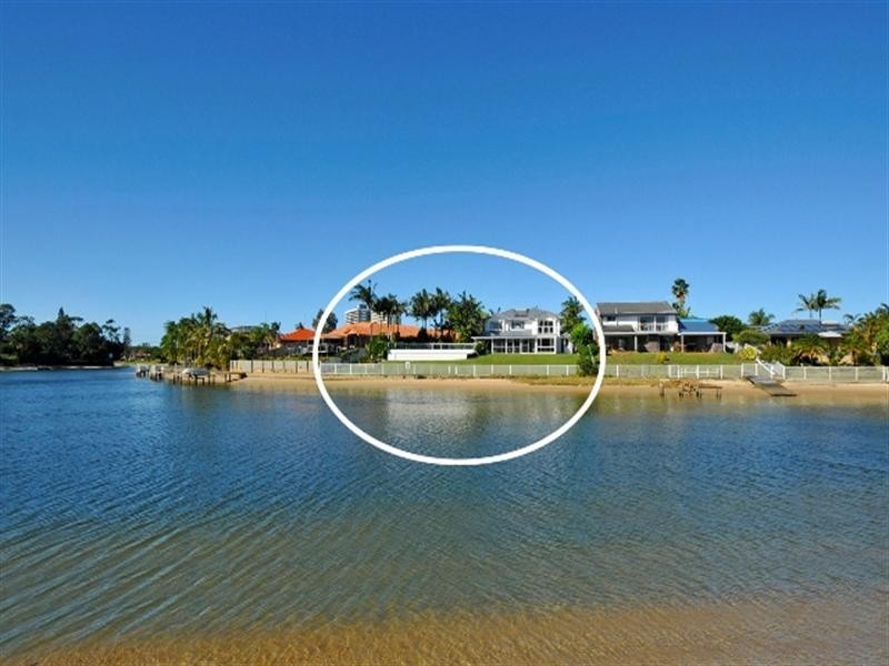 24 Cocos Crescent, Broadbeach Waters QLD 4218