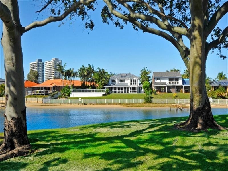 24 Cocos Crescent, Broadbeach Waters QLD 4218