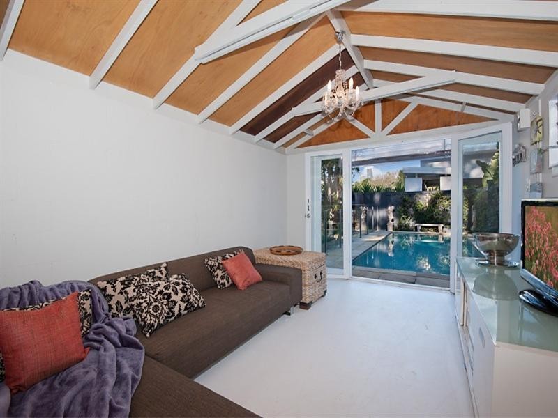 45 Allambi Avenue, Broadbeach Waters QLD 4218