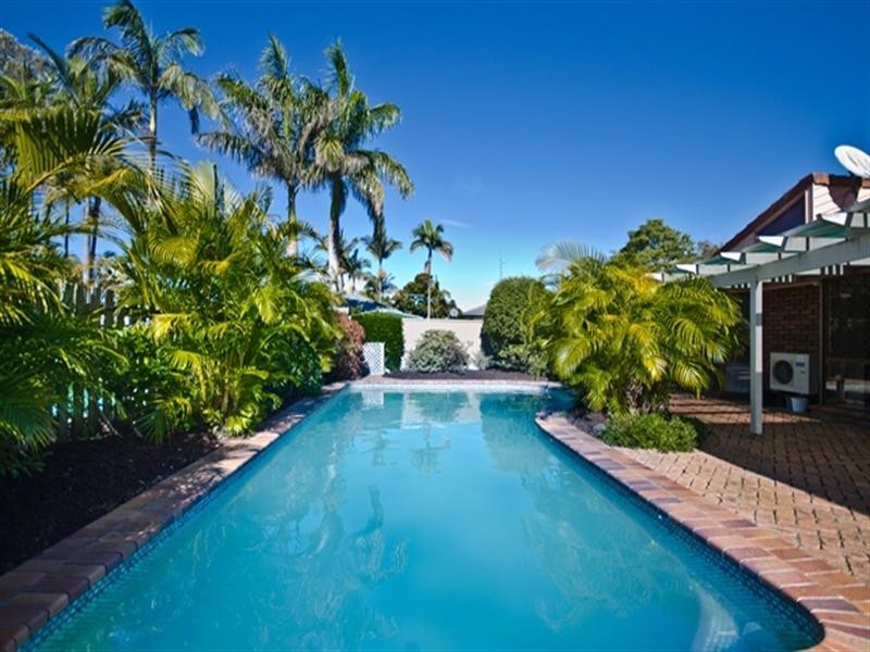 7 Peninsula Court, Mermaid Waters QLD 4218