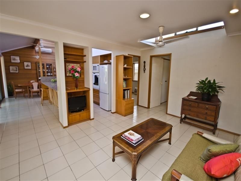 7 Peninsula Court, Mermaid Waters QLD 4218