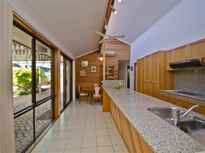 7 Peninsula Court, Mermaid Waters QLD 4218