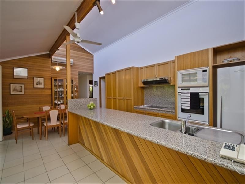 7 Peninsula Court, Mermaid Waters QLD 4218