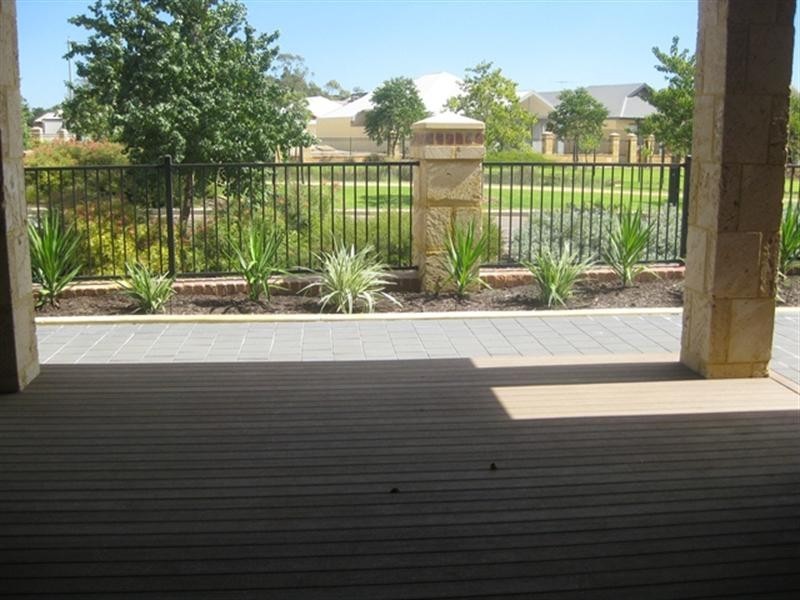 15 Pexton Drive, South Guildford WA 6055