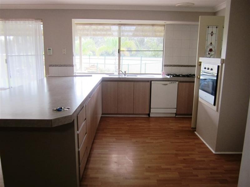 118 Lakeside Drive, Helena Valley WA 6056