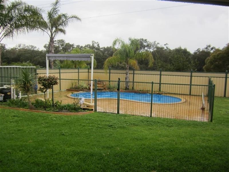 118 Lakeside Drive, Helena Valley WA 6056