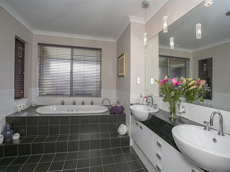 4 Kylee Close, South Guildford WA 6055