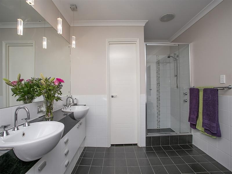 4 Kylee Close, South Guildford WA 6055