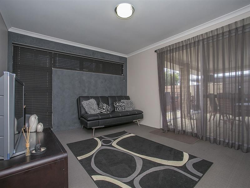 4 Kylee Close, South Guildford WA 6055