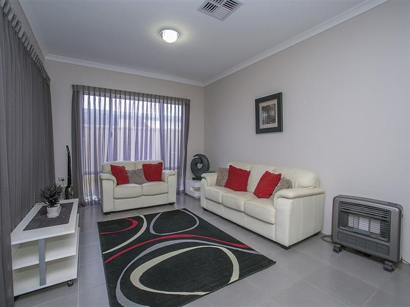 4 Kylee Close, South Guildford WA 6055