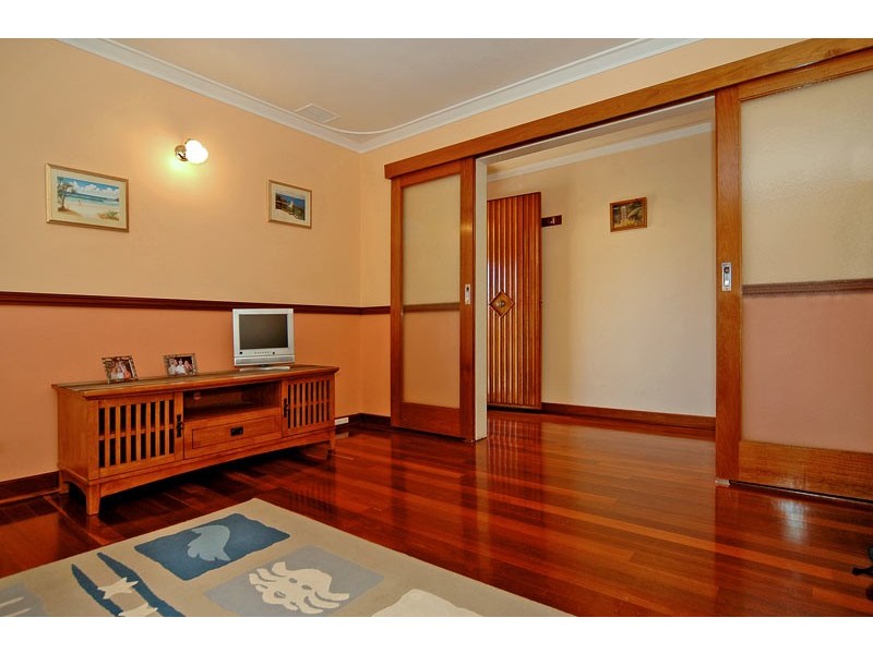 16 Churchill Drive, Swan View WA 6056