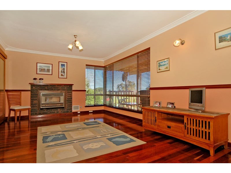 16 Churchill Drive, Swan View WA 6056