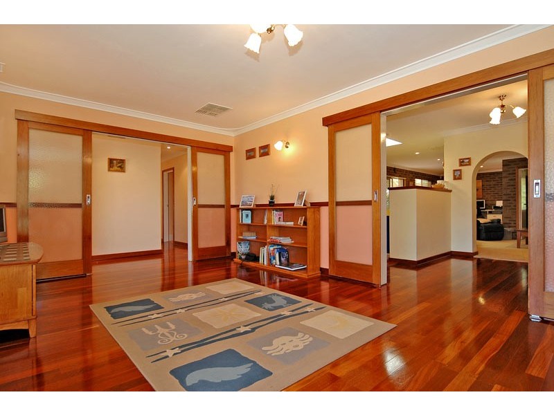 16 Churchill Drive, Swan View WA 6056